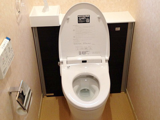 トイレリフォーム 高級感が出て掃除もしやすいタンクレス風トイレ