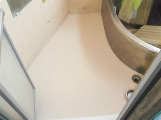 小工事 変わった形の浴槽にも対応できる清潔な浴室の床