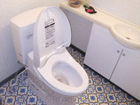 トイレリフォームモロッコタイル柄の床をアクセントにした、お掃除しやすいトイレ