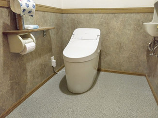 トイレリフォーム 見た目がスッキリした、シンプルで清潔感のあるトイレ