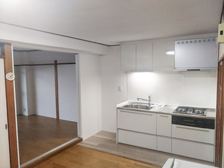 キッチンリフォーム 清潔感のある白いキッチンと、お手入れしやすいフローリングのお部屋