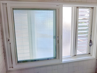 断熱リフォーム 浴室の寒さ対策と目隠しを兼ねたブラインド付き内窓