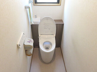 トイレリフォーム 清掃道具が収納できる、すっきりとした使い勝手のいいレストルーム